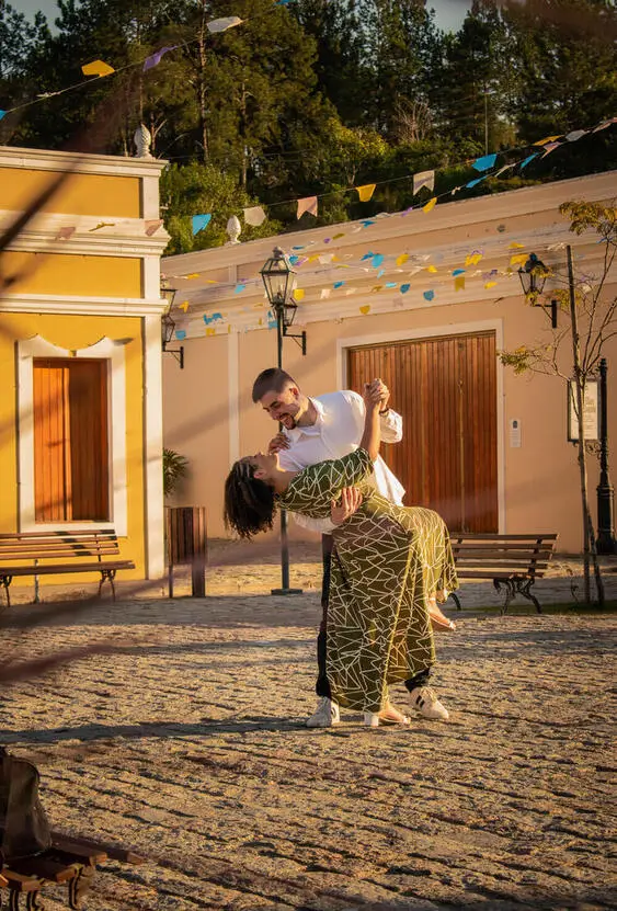 Casal dançando em praça colonial durante ensaio de Pré Wedding