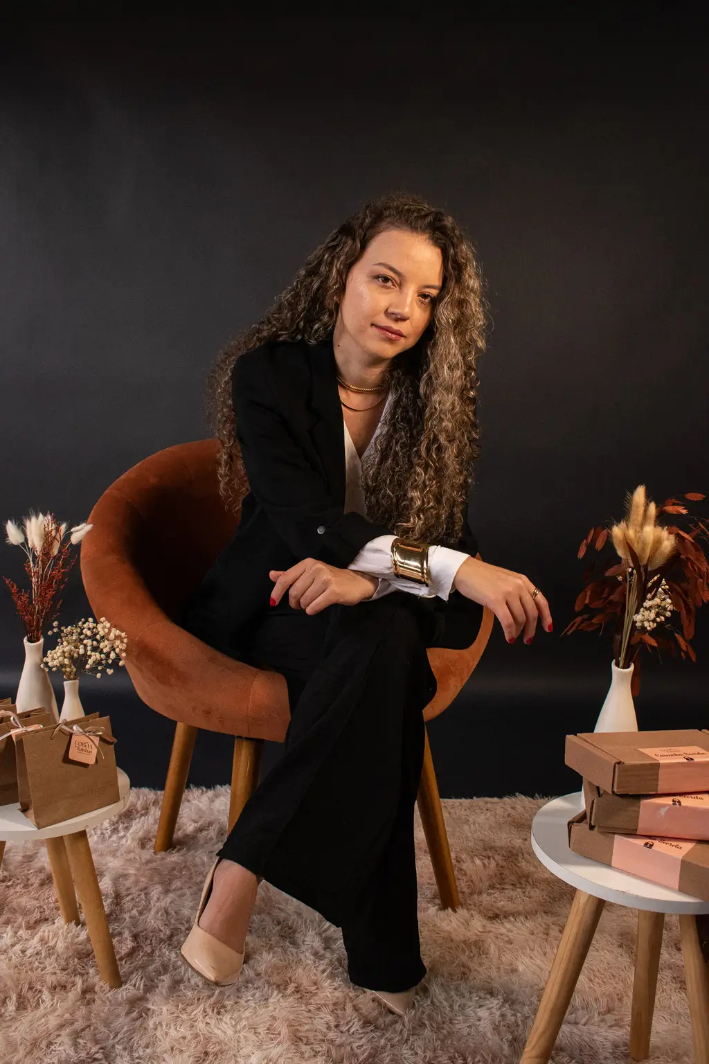 Mulher sentada posando em ensaio fotográfico feminino comercial